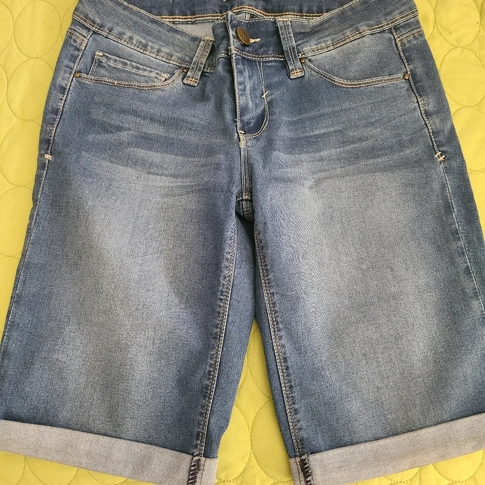 Jean shorts like new worn once size 6 Hp 🔥🔥🔥🔥 - Picture 2 of 2